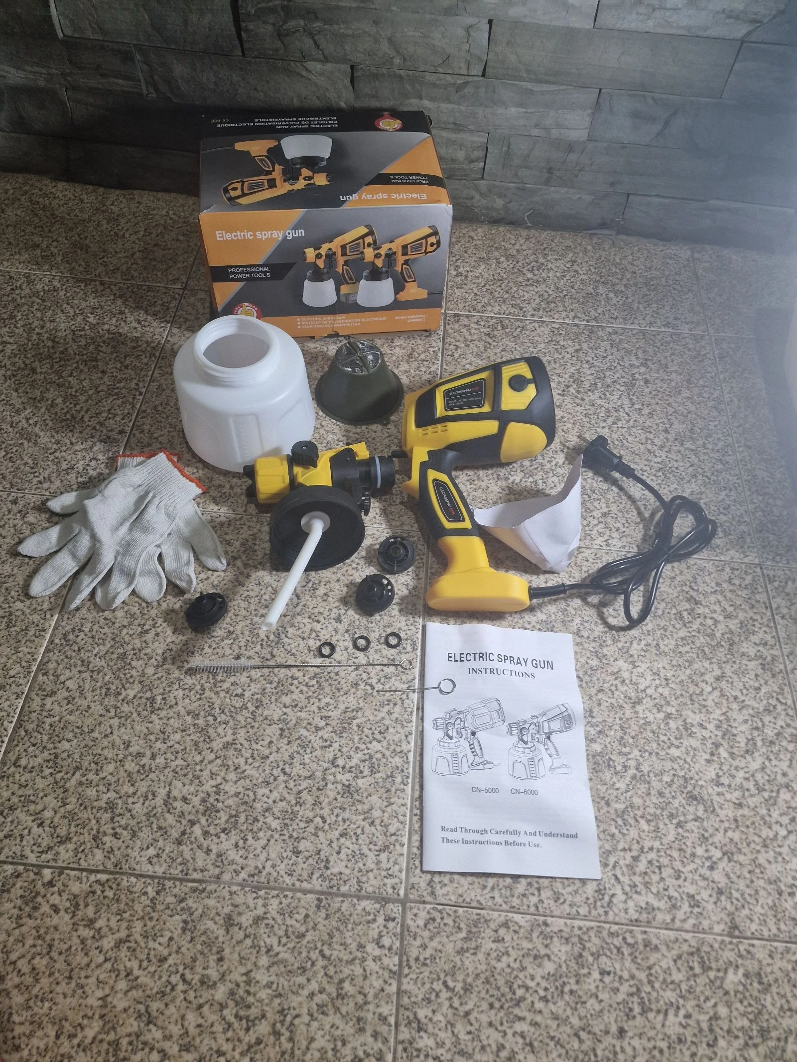 Pistolet de peinture électrique HVLP jaune, avec une puissance variant entre 650W et 850W. – photo 4